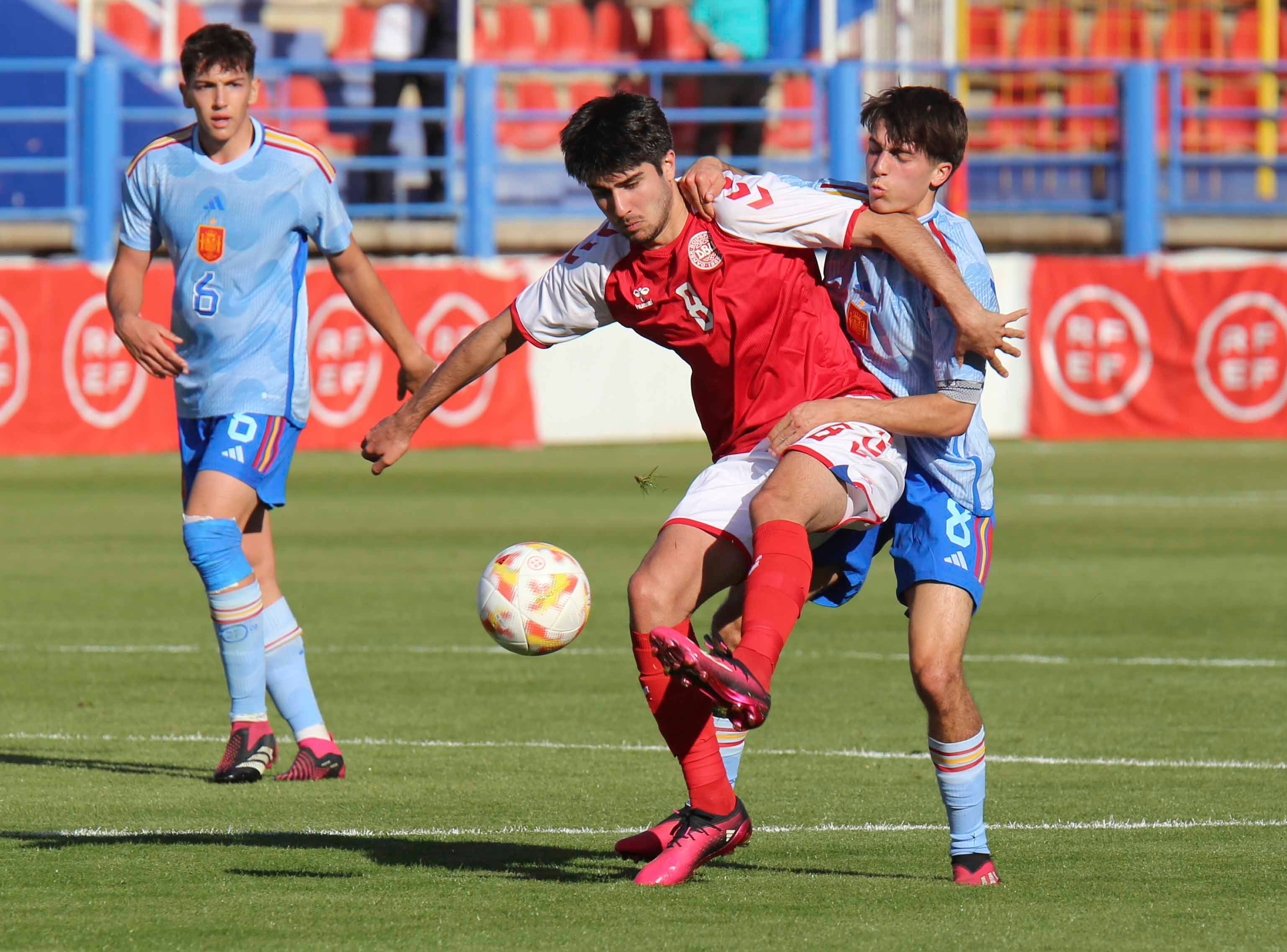 Empate sin goles entre España y Dinamarca en Almendralejo