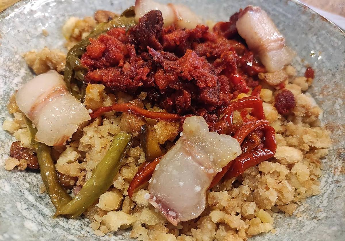 Migas con torrezno y prueba.