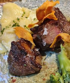 Imagen secundaria 2 - Alcachofas con almejas, merluza con almejas y taco de presa ibérica.