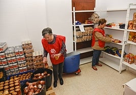 Rosa Infante y Lola Duarte, voluntarias de Cáritas, en el almacén donde distribuyen ayuda en San Roque.