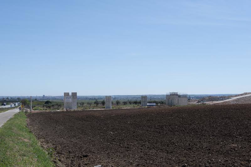 Pilares a medio construir, junto a la autovía que se dirige a Lisboa, y que completarán en unos meses.