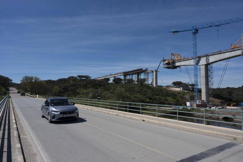 Un conductor pasa junto al puente Asseca II, que estos días están construyendo.