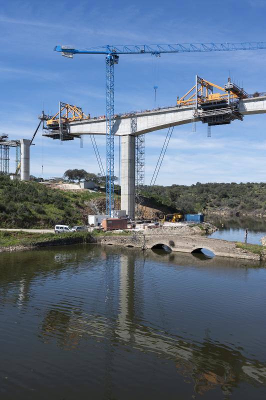 Los operarios cierran el puente, que se construye junto a otro antiguo y muy pequeño.