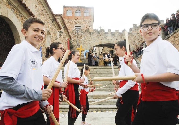 Grupo de folclore de Caminomorisco en la inauguración de Jato.