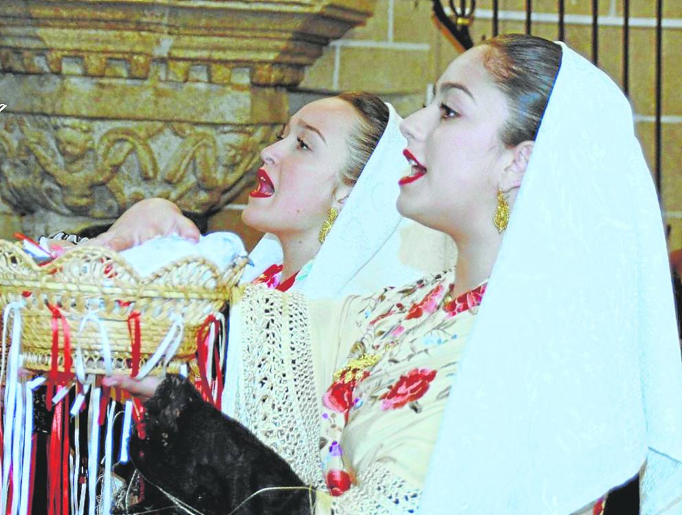 Las cantantes ataviadas con sus trajes regionales y pañoleta blanca.