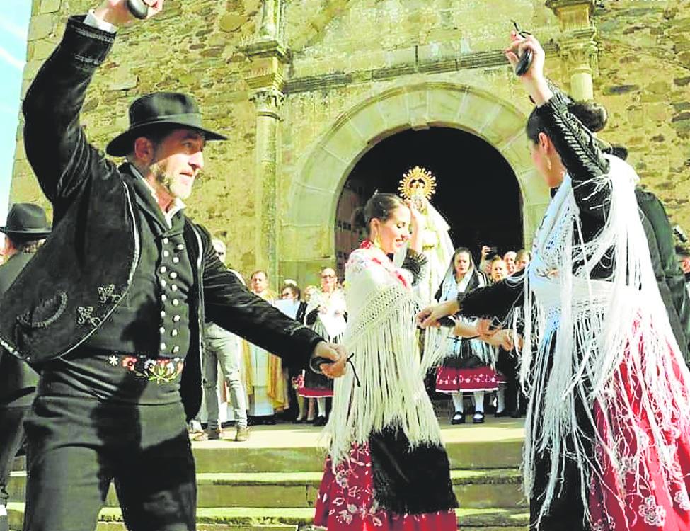 La celebración gira en torno a los cantes y bailes.