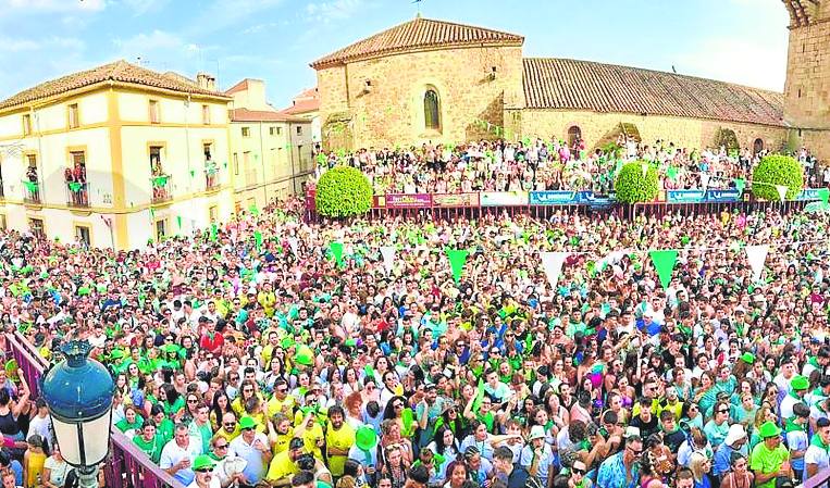 Locales y visitantes disfrutan de la fiesta.