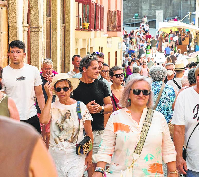 La localidad se llena de locales y visitantes curiosos.