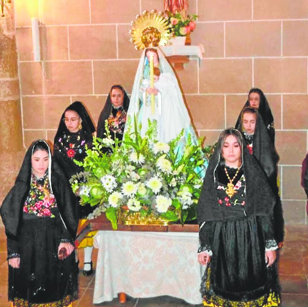 'Las purificadas' posan junto a la Virgen con sus trajes típicos.