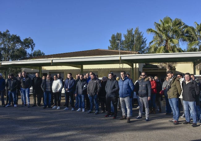 Concentración de la plantilla del ecoparque de Badajoz tras el accidente laboral que le costó la vida a un trabajador.