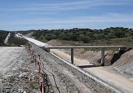Trabajos que discurren en paralelo a la carretera entre Elvas y Alandroal.