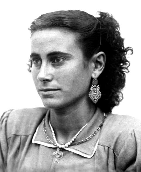 El archivo de Remigio Mestre tiene 1.200 fotos de D.N.I., que tiene un gran valor etnográfico para ver los pendientes y collares de la época, además de los peinados y vestidos.