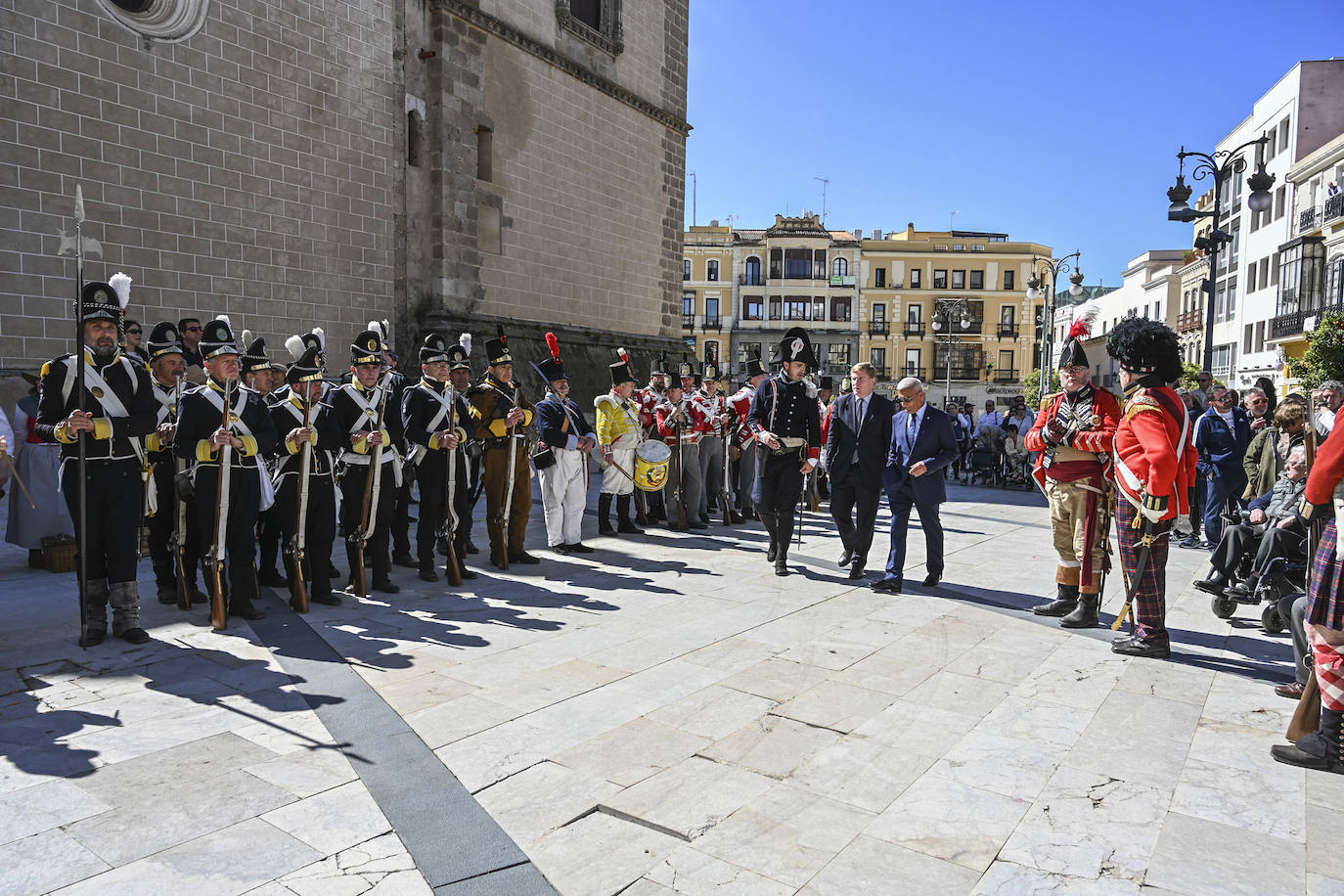 El alcalde, Ignacio Gragera, y el delegado del Gobierno, Francisco Mendoza, pasan revista a las tropas en Badajoz.