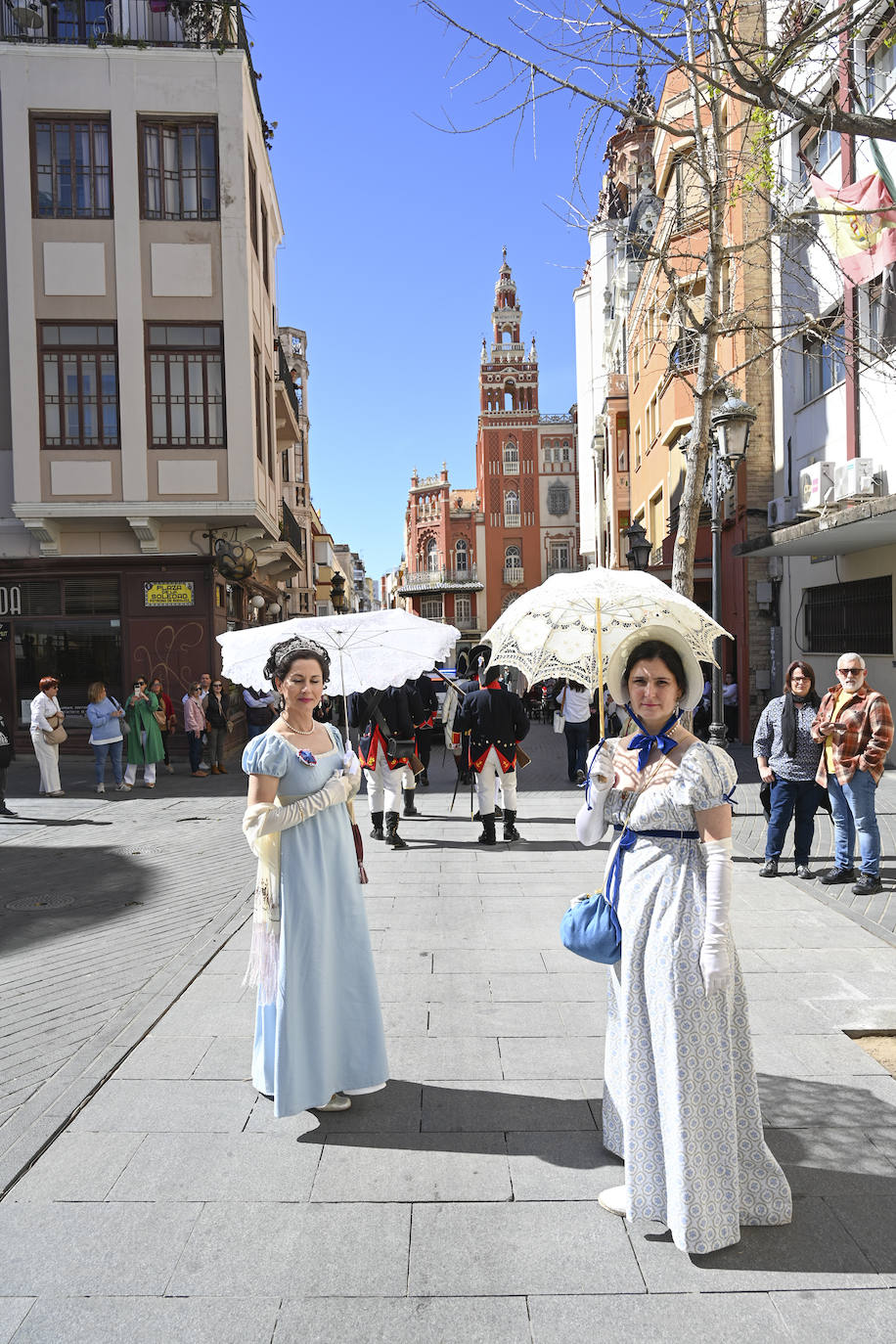 Gloria y Sara, sevillanas integradas en el Grupo Trafalgar 1812, de la capital hispalense, ponen este sábado el punto francés con sus vestidos y complementos.