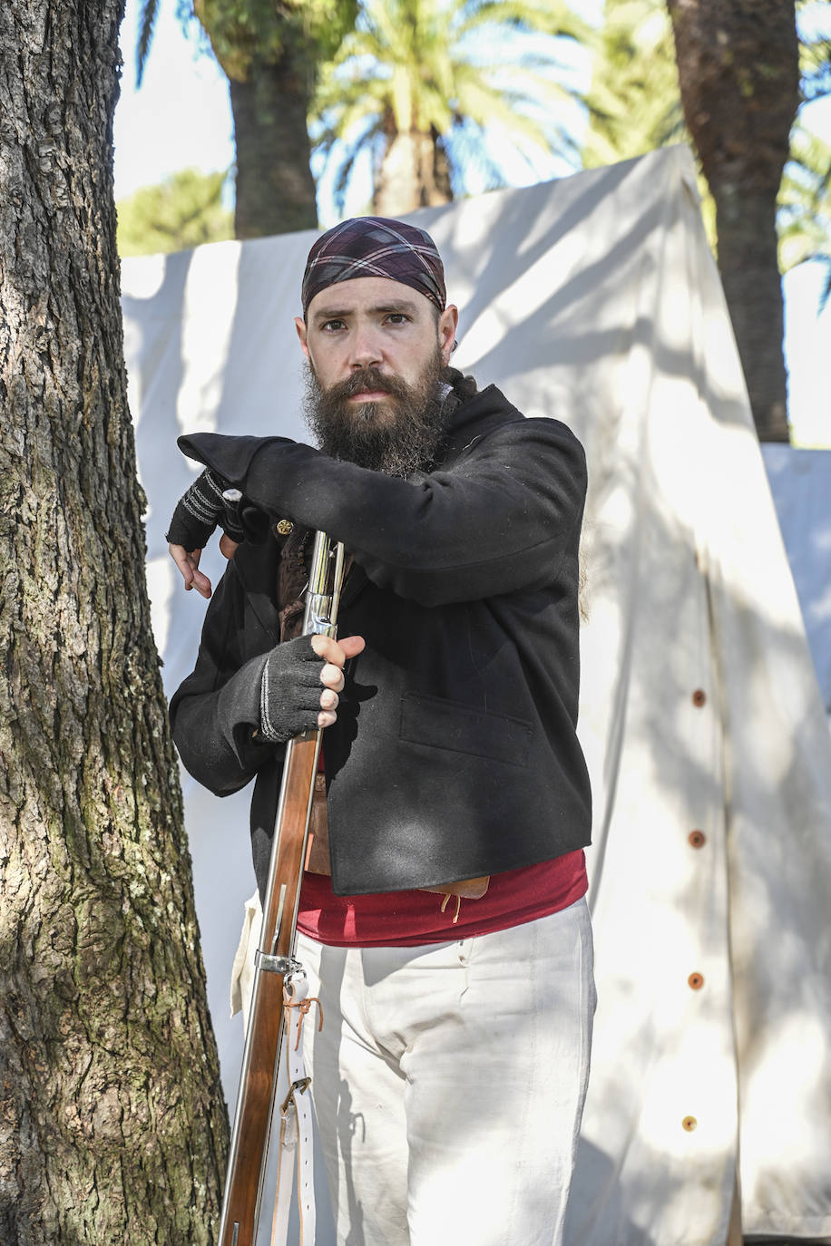 Un soldado, antes de terminar de vestirse.