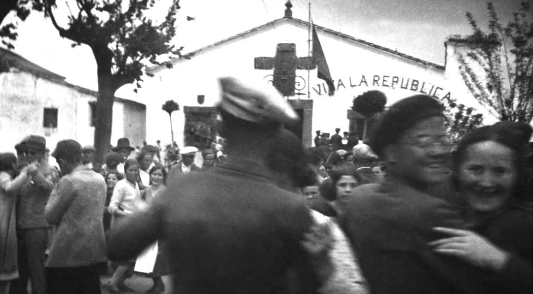 Celebrando en Alcántara la llegada de la República en 1931.