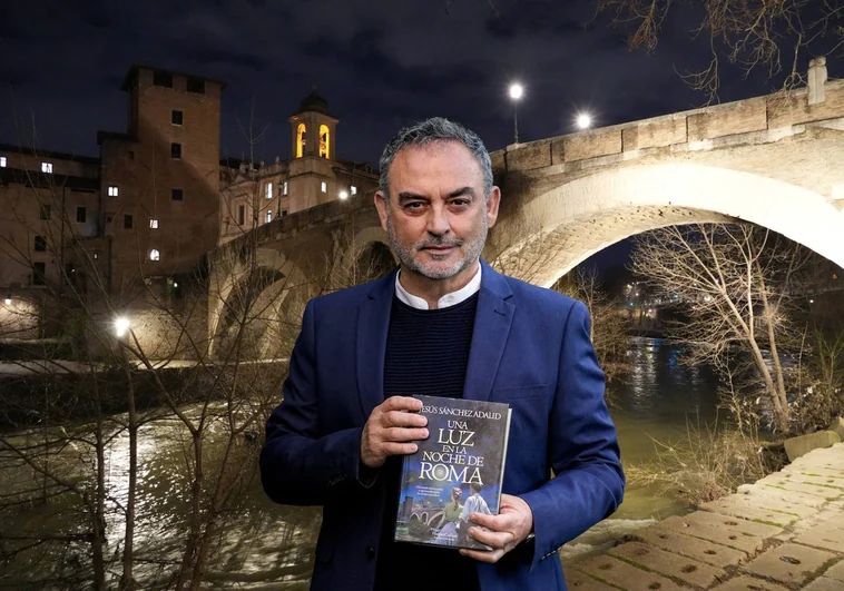 Sánchez Adalid con su libro en el puente Fabricio de la Isla Tiberina de Roma, donde transcurre la novela.