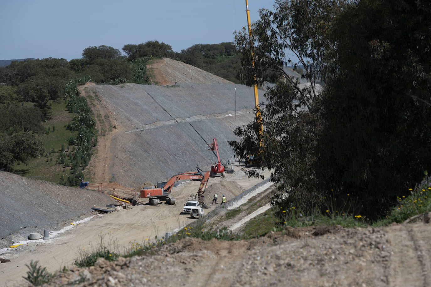Las máquinas despejan el camino por el que discurrirá el tren.