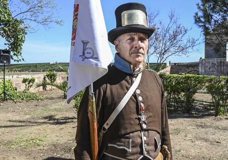 Sebastien, francés, ha llegado a Badajoz para meterse en la piel del capitán Gerardo Romero, un 'josefino' que fue mandado a fusilar días después de la toma de la ciudad por los ingleses en 1812.