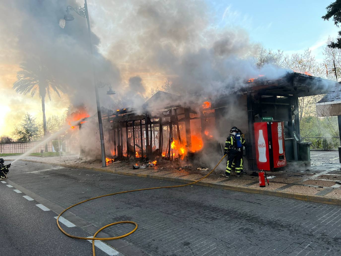 Los bomberos actuando para sofocar las llamas.