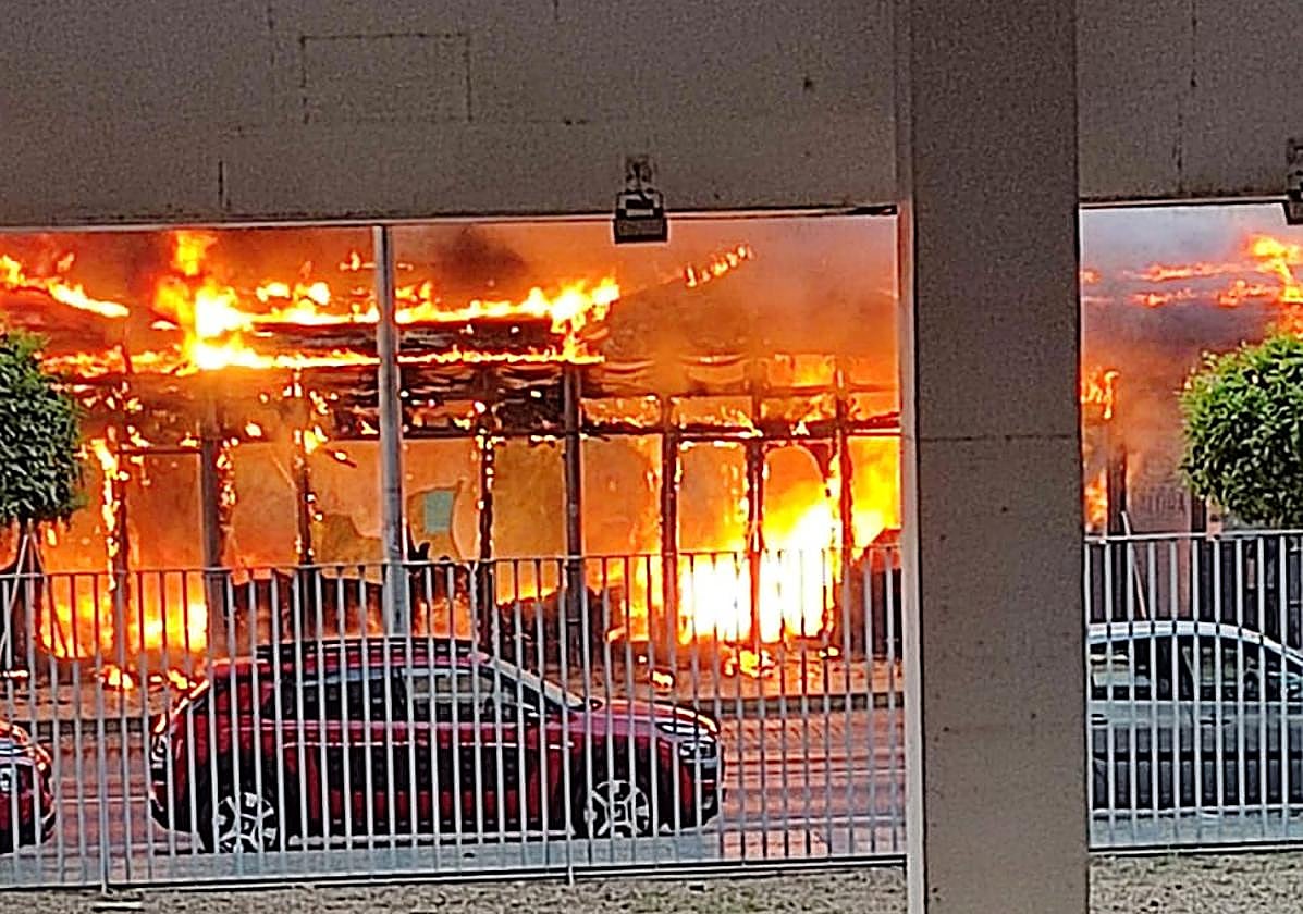 Arde la parada principal del autobús urbano de Mérida por una churrería