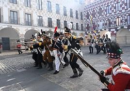 Las tropas de la Recreación de los Sitios de Badajoz se han trasladado a la Plaza Alta.