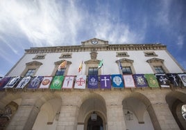 Imagen del balcón del Ayuntamiento con los pendones.