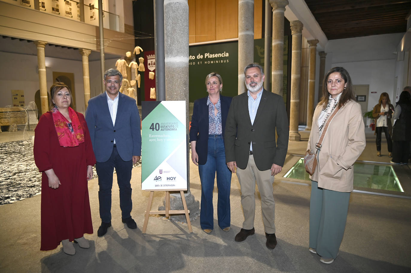 Mar Domínguez, directora del Diario HOY Juan Antonio González, consejero portavoz de la Junta de Extremadura, Blanca Martín, presidenta de la Asamblea de Extremadura Fernando Pizarro, alcalde de Plasencia y Carmen Touchard, directora de Marketing del Diario HOY 