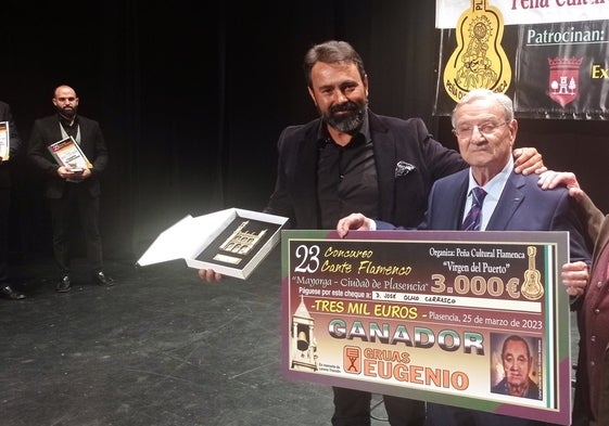 José Olmo, a la izquierda, recibe el premio en el teatro Alkázar.