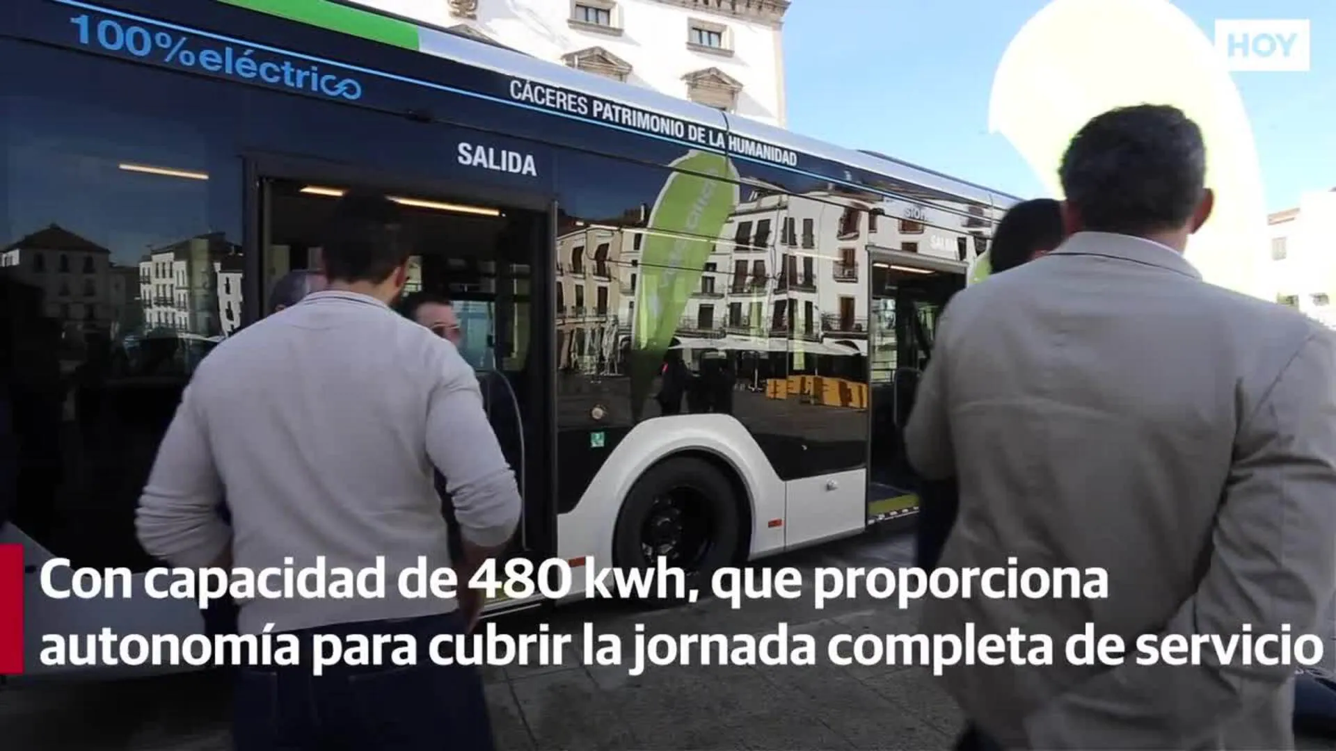 Cáceres cuenta ya con el primer autobús totalmente eléctrico