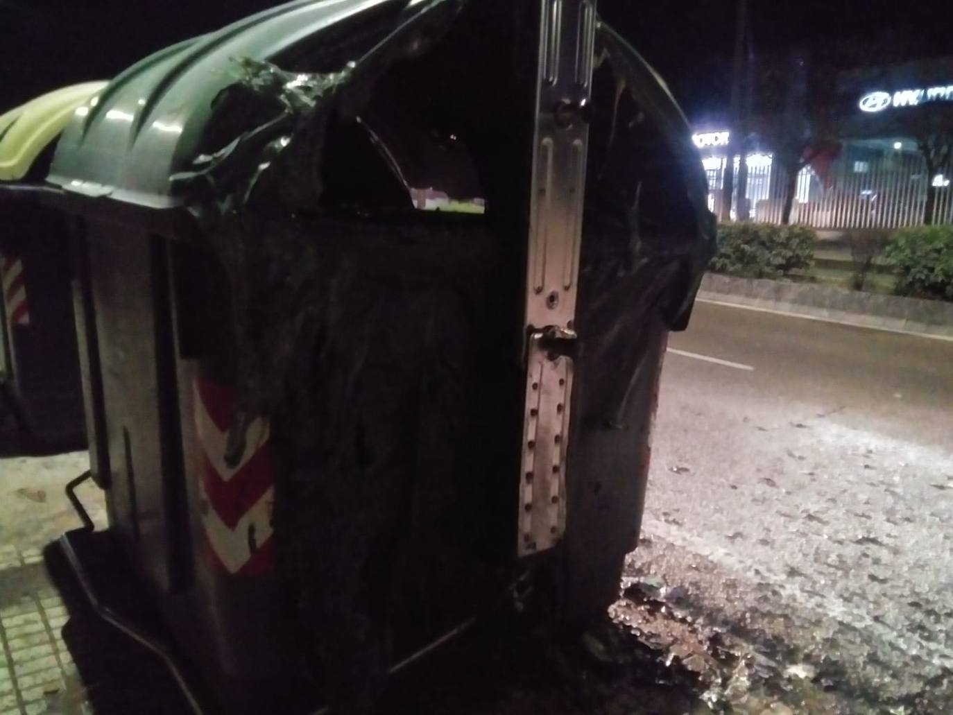 Contenedores quemados en Badajoz