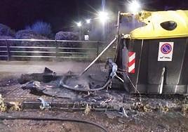 Contenedores quemados en Badajoz