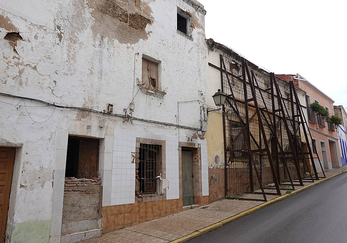 Casa apuntalada en Luis de Morales, a la que el Ayuntamiento ha quitado la protección que le daba el plan de Protección del Casco Histórico.