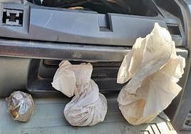 Droga localizada en el salpicadero de un coche.