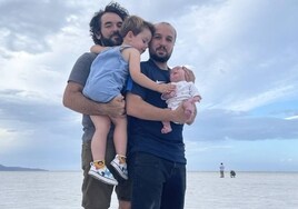 José Murciano y Javier Rey con su hijo Nico y su bebé Julieta en Utah (Estados Unidos) tras recurrir a la gestación subrogada.
