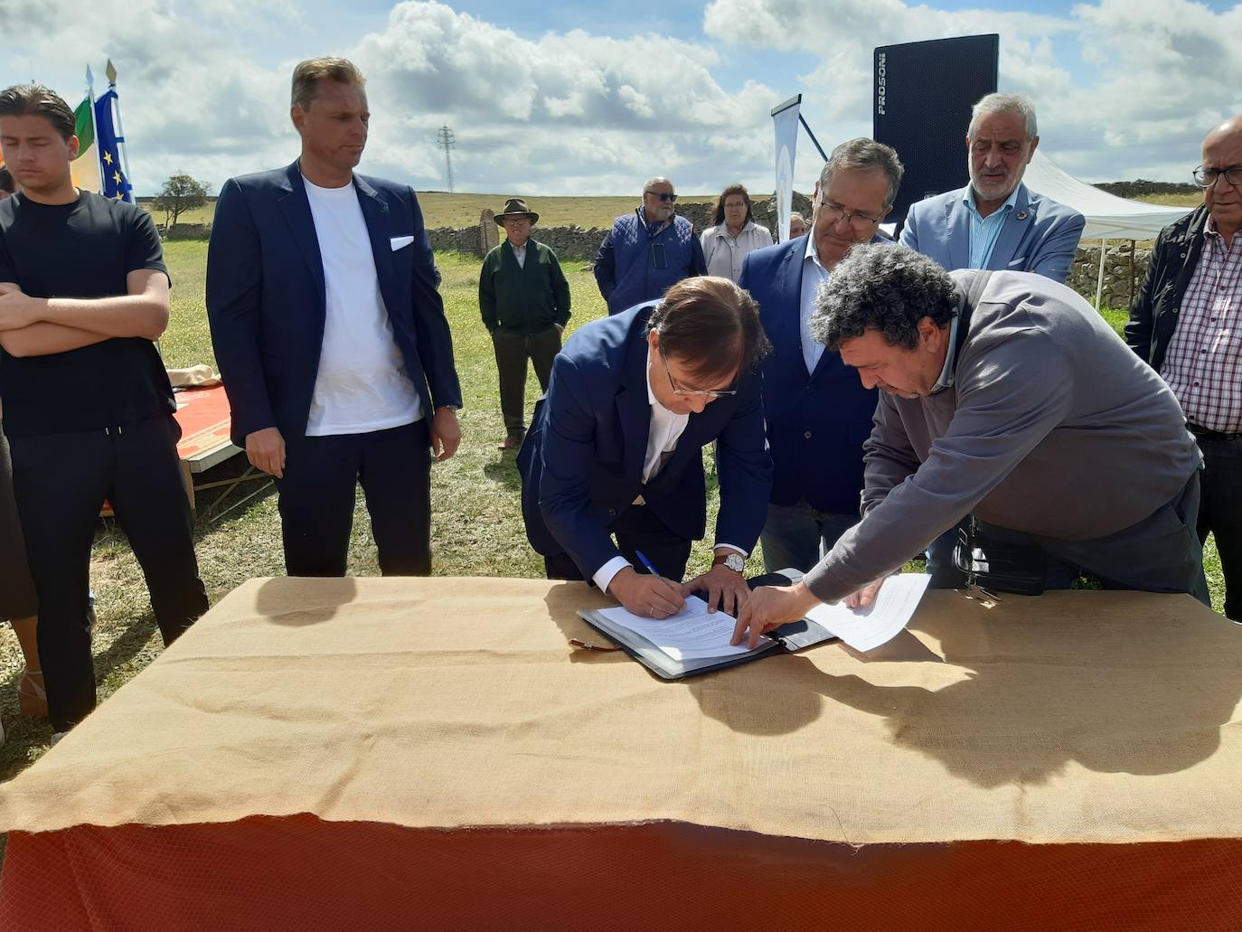Imagen secundaria 1 - Colocada la primera piedra del parque acuático de Casar de Cáceres