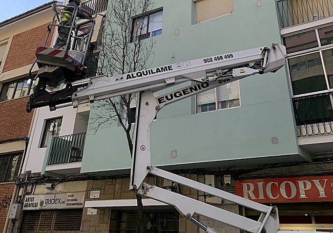 Trabajos en una fachada en la calle Santa Joaquina de Vedruna.
