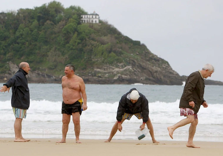 Jubilados de viaje en una playa del norte de España.