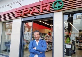 Óscar Marín, en una de las tiendas que la empresa tiene en Zafra.