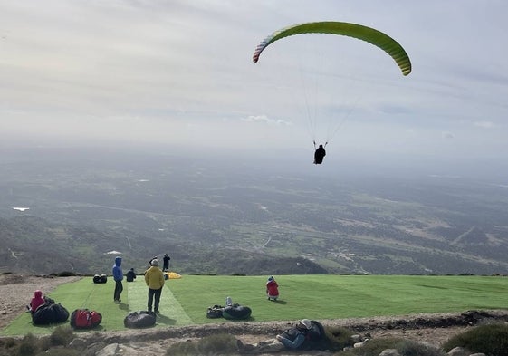 Un parapentista despega desde la pista recién inaugurada, mientras otros esperan, el pasado jueves.