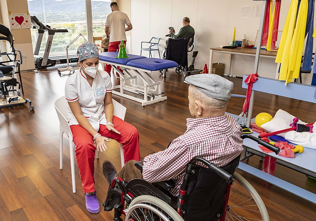 Imagen de archivo de una trabajadora atendiendo a un paciente en la residencia Ciudad de Jardín, en Plasencia.