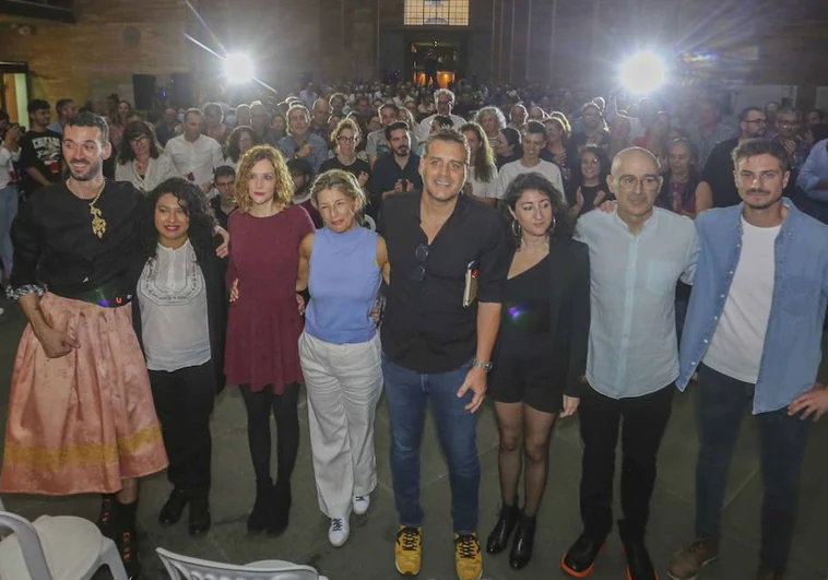 Yolanda Díaz (en el centro de azul) en el Museo Nacional de Arte Romano en Mérida en octubre.