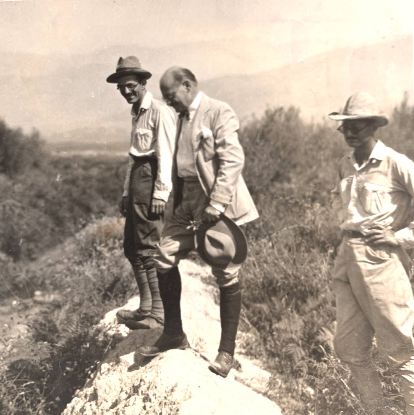 Sadí, Gustavo Pittaluga y Eliseo en una campaña antipalúdica posiblemente por La Vera (Cáceres).