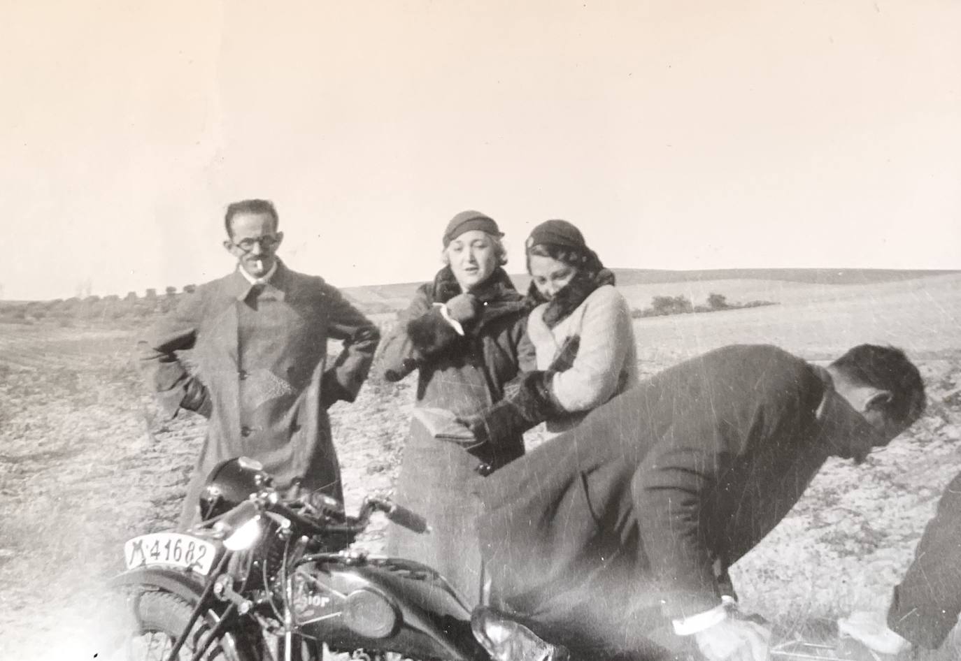 Los hermanos epidemiólogos con sus mujeres viajando en moto de Madrid a Navalmoral. De izquierda a derecha: Sadí, Carmen Lladó (mujer de Eliseo), Berta López Heredia y Eliseo.
