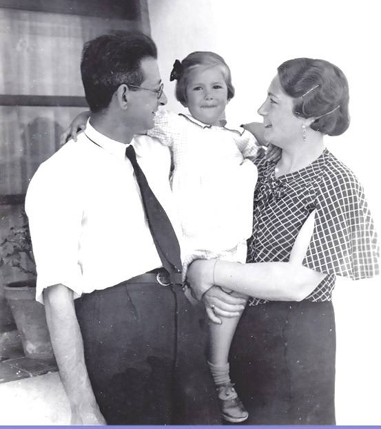 Eliseo y Carmen Lladó con su hija Maricel. Cuando Eliseo fue encarcelado su hija tenía 4 años. La mujer y la hija, sin recursos, se fueron a vivir a la casa de una enfermera amiga de los hermanos De Buen en Cáceres.