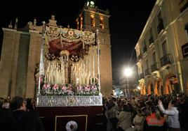 La Virgen de los Dolores salió anoche en procesión.