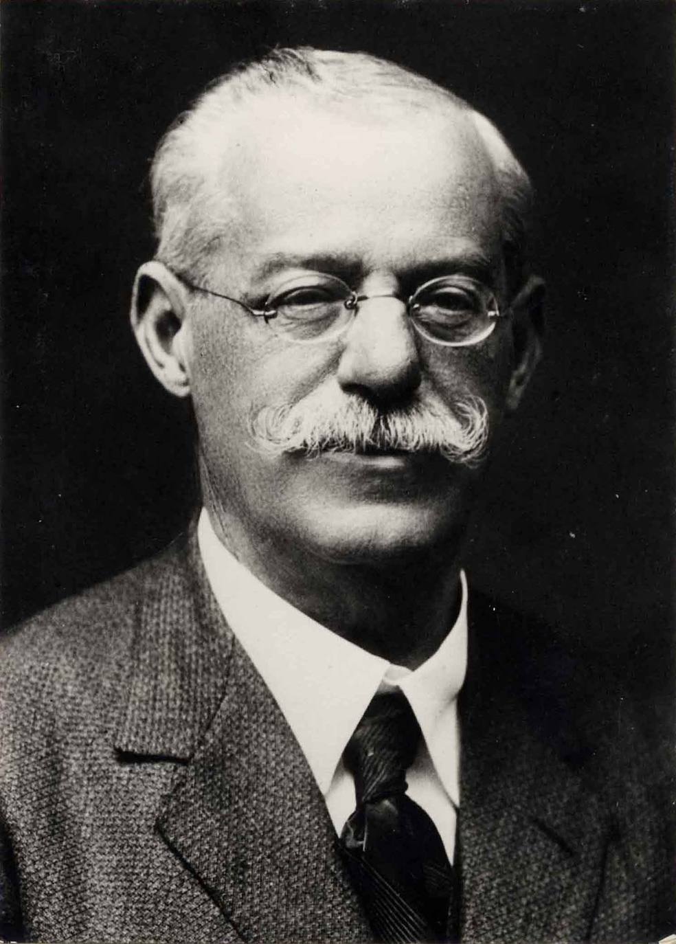 Odón de Buen fue el padre de la oceanografía española, concejal y senador republicano. Tras ser encarcelado por los sublevados, se exilió en México, en donde murió en 1945 a los 82 años.