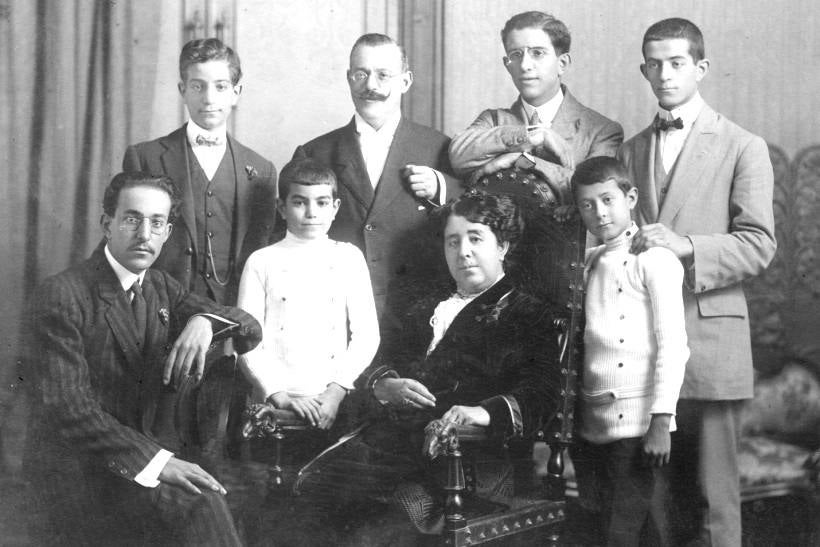 La familia del matrimonio formado por Odón de Buen y Rafaela Lozano con sus seis hijos. De izquierda a derecha están: Demófilo, Fernando, Víctor (el más pequeño), Rafael, Eliseo y Sadí. Los seis doctores, cinco catedráticos.