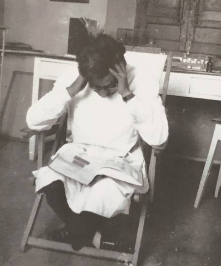 Eliseo estudiando en su despacho de la casa de director del Instituto Nacional Antipalúdico de Navalmoral de la Mata.