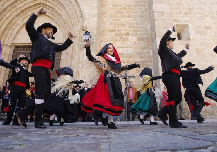 El grupo de folclore El Redoble interpretó un baile en la puerta de la Concatedral de Santa María.